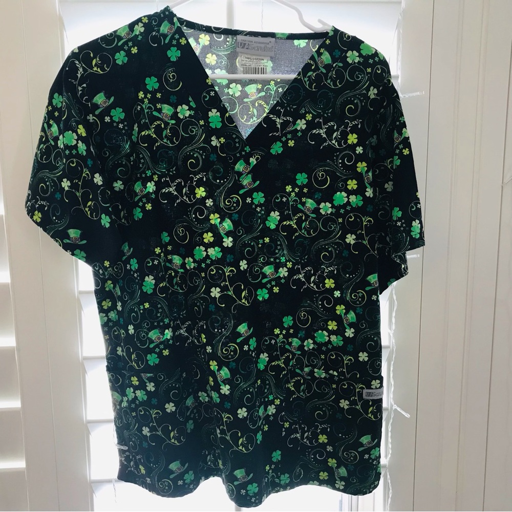 .St Patricks day shamrock scrub top Size Small V neck 2 front pockets